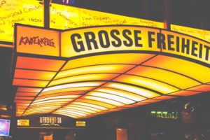 Nachts auf der Reeperbahn - rund um St.Pauli locken die Bars mit ihrer bunten Leuchtreklame. Die grosse Freiheit 36 lockt.
Nachts auf der Reeperbahn - rund um St.Pauli locken die Bars mit ihrer bunten Leuchtreklame. Die grosse Freiheit 36 lockt.